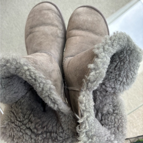 ***SOLD** Ugg Bailey button and Tan Uggs - Picture 2 of 8